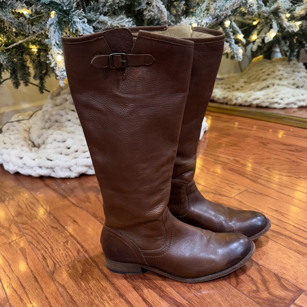 Frye Boots with Smooth Leather and Classic Design